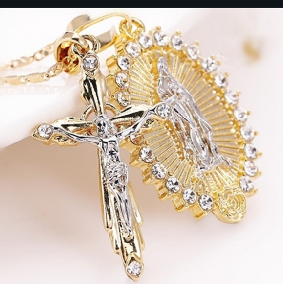 18 karat gold plated Crystal rhinestone cross pendant & 18 inch Chain - Picture 2 of 9